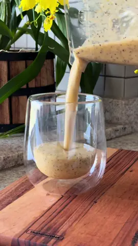 Smoothie de banana com maracujá perfeito pra esse calor☀️☀️ Ingredientes: - 2 bananas - 2 poupas de maracujá - leite vegetal (pode ser leite de vaca ou iogurte tbm) - 1 xíc de gelo bete tudo muito bem e está pronto🤌🏼🤌🏼 rende para duas pessoas #receitas #smoothie #smoothies #vitamina #calor #lanche #lanchesaudavel #lanchedatarde #alimentacaosaudavel #nutrição #nutri #maracujá #banana #semglúten #semlactose #comida #ideias #receitasfit #receitassaudaveis #receitinha #receitafácil 