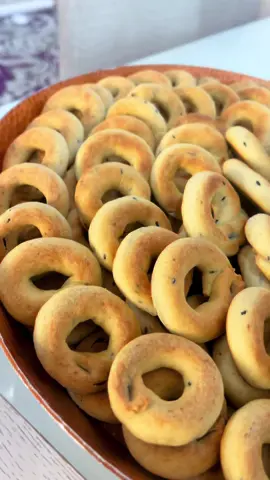 ‎ك  اساور التمر كعك العيد  @chef_monamaabreh  ‎‏المكونات ‎خمس أكواب طحين متعدد الاستخدامات ‎كوب سميد ناعم ‎كوب ونصف سمن حيواني مذاب ‎‏‫1\4‬ كوب سكر ‎‫1\4‬ كوب زبدة ‎‫1\4‬ كوب زيت نباتي ‎معلقة كبيرة شمر مطحون  ‎معلقة كبيرة يانسون مطحون ‎معلقة كبيرة سمسم محمص ‎معلقة كبيرة حبة البركة محمصة ‎معلقة كبيرة محلب مطحون ‎معلقة صغيرة ممسحة خميرة فورية ‎السوائل ‎كوب ونصف من الحليب السائل الدافئ وممكن إضافة الحليب أكثر بقليل  حسب نوع الطحين ‎‏ ‎الطريقة ‎تخلط كل المواد الجافة مع بعض إلا الخميرة ‎تضاف المواد الدهنية للمواد الجافة وتبس باليدين لمدة ‫1\4‬ ساعة ‎تضاف الخميرة لكمية الحليب وتترك لخمس دقائق ثم نبدأ إضافة الحليب بالتدريج لل طحين والمواد الجافة ‎عجينة التمر تمر منزوع النواة ‎معلقة كبيرة من الشومر المطحون  ‎معلقة كبيرة من اليانسون المطحون ‎نص معلقة من القرفة المطحونة ‎مععلقتين كبار سمنة ‎‏يعن التمر مع كل البهارات جيدا حتى تصبح عندي عجينة تمر جاهزة ‎المدة في الفرن محمى مسبقا  ‎المده تقريبا 12 دقيقة الفرن أعلى درجة حرارة  ‎‏وكل عام وأنتم بخير ‎#طبخ #رمضان #كويت #السعودية_الكويت_مصر_العراق_لبنان #الكويت🇰🇼 #kuwait #طبخ #وصفات_سهله #وصفات_سهله 