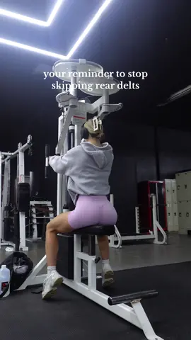 rear delt flys are my fav 💅🏻 #fyp #girlswholift #weightlifting #bodybuilding #GymTok 