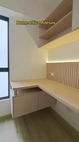 Sala home office implementada con escritorio y muebles altos en melamina y revestimiento de pared en wall panel iluminado. 🏠✨️. #homeoffice #homedecor #diseñodeinteriores #pelikano #wallpanel #parati 