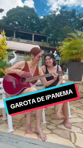 Versão bilíngue 💚 ⠀ ⠀ ⠀ ⠀ ⠀ ⠀ #Sapassarinhas #garotadeipanema #girlfromipanema #naturezaemcasa #couplegoals #casallgbt #namoradas #namoridas#cantoras #vozeviolao #representatividade