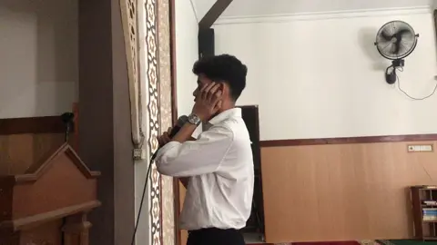 [TUGAS VIDEO KELAS B] Iman merupakan keyakinan yang terdapat dalam hati, diucapkan dengan lidah, dan ditunjukkan melalui perbuatan. Sedangkan islam adalah patuh kepada kemauan Tuhan dan taat kepada Hukum-Nya. Dan ihsan adalah ikhlas dalam beribadah dan seorang hamba merasa selalu diawasi oleh Tuhan dengan penuh khusuk, khuduk dan sebagainya.#fyp #tugaskuliah #tugasagamaislam 