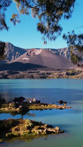 Barujari mountain 🙌 #gunungrinjani #rinjanimountain #rinjani3726mdpl #rinjanitrekker #danausegaraanak #barujari #segaraanak #gunungindonesia #beautifulplaces #wonderfulplaces #lombok 