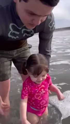 Le encanta el agua a nuestra bebé #bebe #linda #playa #anagastelum #familia #fyp 