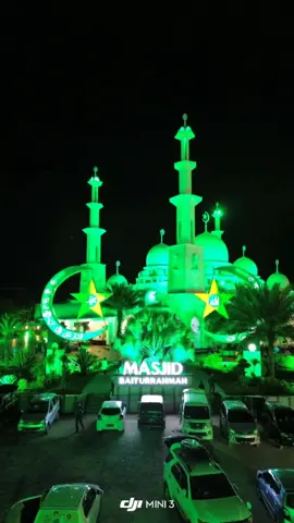 Masjid Baiturrahmah🫶🏾 masjid yang bisa berubah warna, kalau siang putih kalau malam hijau💚 yang kepadang cuma numpang lewat, pasti pernah lihat masjid ini di jalan by pass:) #masjid #baiturrahmahpadang #baiturrahmah #padang #sumatrabarat #estetik #ramadhan #edisiramadhan #fyp #fypシ #unbrah #hijau #putih 