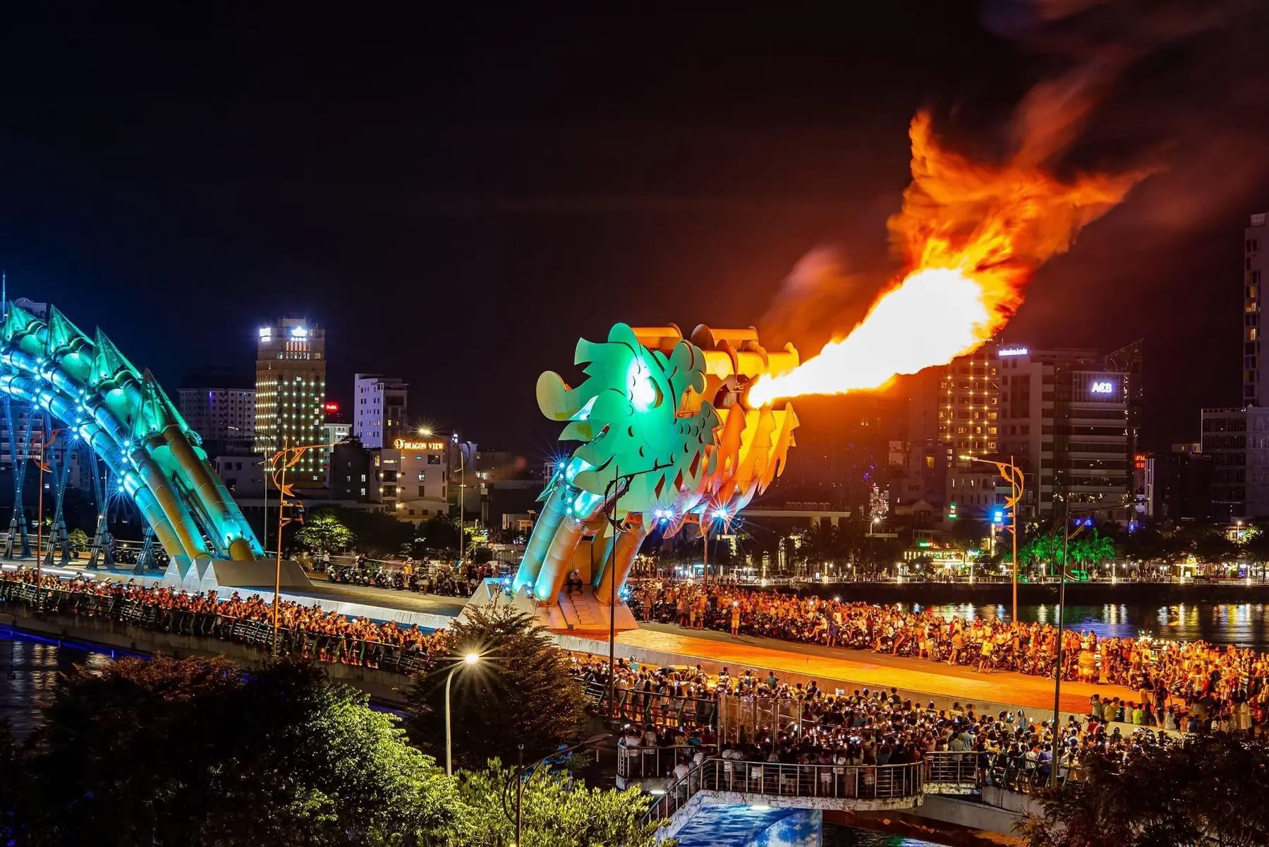 Hình ảnh cầu Rồng lộng lẫy về đêm tại Đà Nẵng, nếu có một căn hộ bên cạnh để ngắm view như vậy bạn có muốn sở hữu không ạ #sunponteresidence 