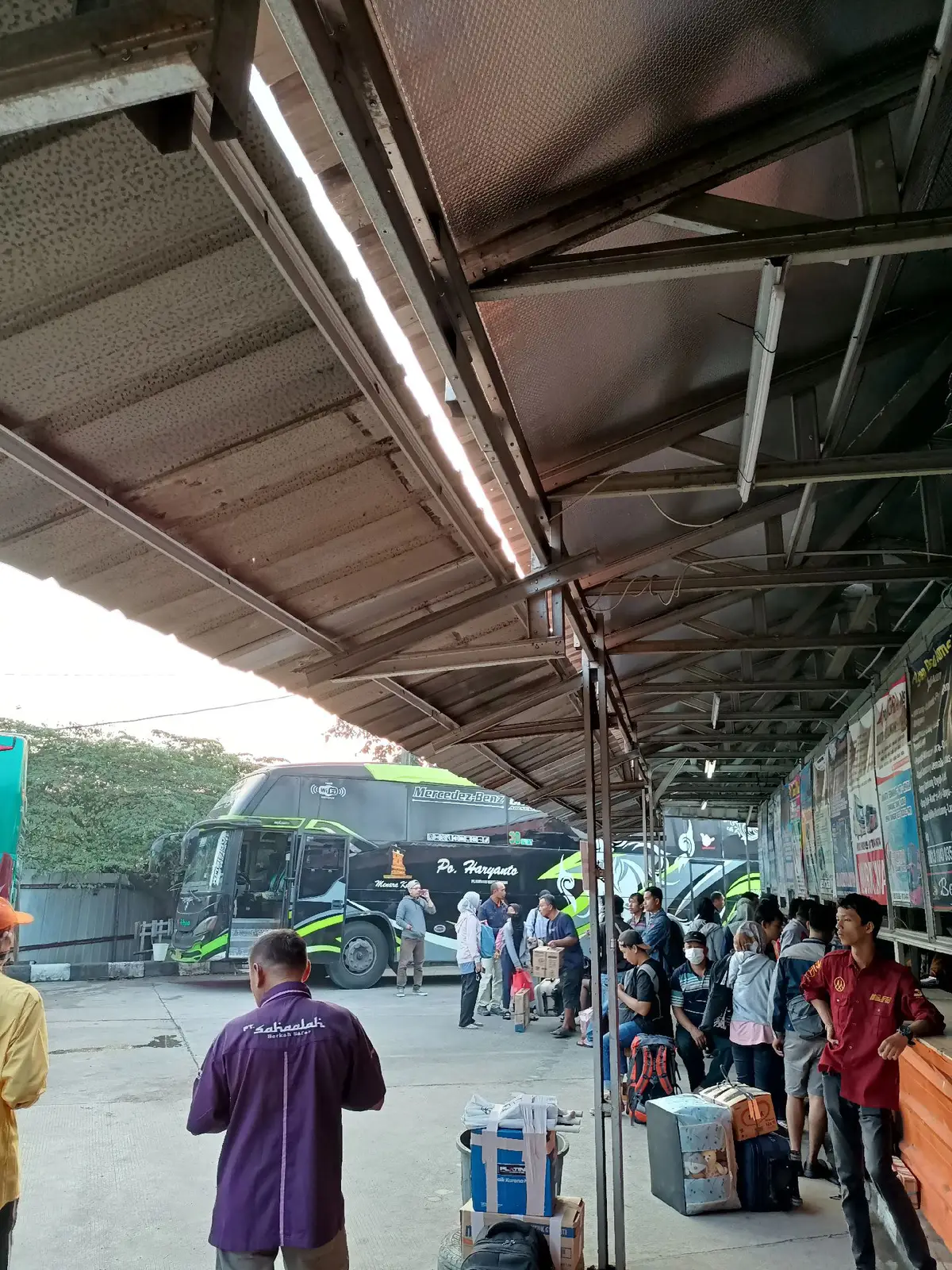 Pantauan Arus Mudik 2024 Diterminal Pasar Jum'at, Lebak Bulus Jakarta Selatan Semakin Dipadati Calon Pemudik Lebaran 2024🤩  #arusmudik #lebaran #lebaran2024 #poharyanto 