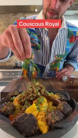 Les filles veulent un Couscous Royal ! 🇲🇦🥕🍅🍗 Ingrédients : - 4 cuisses de poulet - 8 merguez - 1 oignon blanc - 2 courgettes - 2 carottes - 4 navets - 1/2 boîte de pois chiches - 1 grosse tomate - 8 boulettes* - Huile d'olive - 2 cuillères à soupe de Raz el Hanout - 2 cuillères à soupe de gingembre - 2 cuillères à soupe de curcuma - Concentré de tomates - 1/2 plaquette de beurre - 1 paquet de semoule à couscous moyenne - 1 bouquet de coriandre - Coupe les courgettes, carottes, navets et tomate en gros morceaux. - Dans un couscoussier, fais revenir le poulet, l'oignon et les légumes que tu as coupés dans de l'huile d'olive. - Ajoute les épices, le concentré de tomates, les pois chiches, le beurre, et la coriandre hachée. Mouille à hauteur avec de l'eau. - Prépare ta semoule en ajoutant un verre d'eau et de l'huile d'olive. - Frotte la semoule entre tes mains puis ajoute-la au panier vapeur du couscoussier. - Cuire la semoule deux fois, en séparant les grains entre chaque cuisson. - Au bout de 1h/1h30, le couscous est prêt. - Sers avec les boulettes, les merguez déjà pré-cuites, le tfaya. Ajoute les légumes et une grosse cuillère de sauce sur la semoule. - Régale-toi, c'est une dinguerie ! Boulettes* : - 1 oignon blanc - 2 gousses d'ails - 1/2 bouquet de persil - 1/2 bouquet de menthe - 400 g de viande hâché - 1 tranche de mie de pain trempé dans du lait - 1 cuillère à soupe de mélange d'épice à viande - 1 cuillère à soupe de Raz el Hanout - 1 cuillère à soupe de gingembre - 1 cuillère à soupe de curcuma - 2 oeufs - Mélange tous les ingrédients dans un cul de poule jusqu'à obtenir une préparation homogène. - Forme les boulettes. - Cuis-les quelques minutes de chaque côté et réserve. Tfaya* : - 2 oignons blancs - 1 cuillère à soupe de cannelle - 1 cuillère de gingembre - 2 cuillères à soupe de sucre brun - Raisins secs - 1 verre d'eau - Fais revenir les oignons émincés et les autres ingrédients dans une casserole avec un peu d'huile d'olive. - Ajoute le verre d'eau et laisse cuire à couvert pendant 10 à 15 minutes. - Réserve. #asmrfood #couscous #couscousroyal #Maroc #Algerie #Tunisie #food #Recipe #FoodTok #cooking #Foodie #letsdosomecooking #homecooking