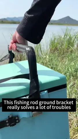 With this fishing rod ground bracket, you don't need to hold the fishing rod all the time when fishing#fishingrod#Fishing rod holder#automatic#Fishing Goods#fishingtips #wildfishing 
