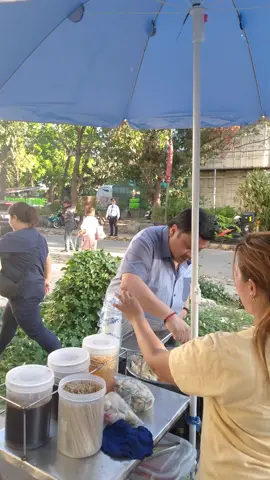 Sino ba naman ang hindi hahanga kay Senator Jinggoy Estrada na makikita mong kumakain at nakikitusok ng fishball, kikiam at squid ball  sa bangketa na pagkain nating mga ordinaryong mamamayan at simpleng manggagawa. Kaya lahat ng tao sa paligid panay ang sabi na iba talaga ang mga Estrada kasi Senador yan pero kumakain ng street foods. The best ka Lodi Sen!💙🇵🇭💙 #AnakNgMasa #JinggoyEstrada #jinggoy  #jingflix #senate 
