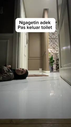 Lagi iseng baring di lantai, kok kamu pake kaget segala sih @erikaindrizar._ 🤣