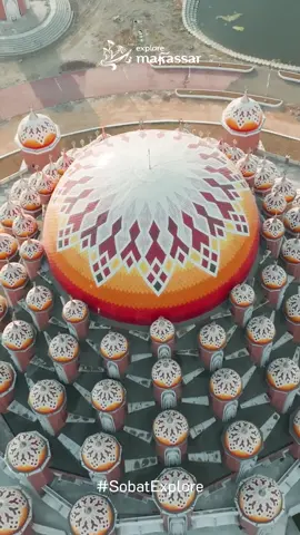 Masjid 99 Kubah Makassar, sesuai dengan namanya masjid ini dibangun dengan 99 kubah mengikuti 99 nama Allah SWT yang dikenal sebagai Asmaul Husna. Memiliki konsep ruang terbuka dan memiliki suasana yang sejuk, Masjid yang dirancang Ridwan Kamil ini memberikan ruang ibadah yang tenang yang pastinya membuat Sobat Explore merasa betah. Sob, pastikan untuk memasukkan Masjid 99 Kubah ke dalam bucketlist kamu saat berada di Makassar ya! Terutama selama bulan Ramadan karena kamu bisa menikmati buka puasa dan takjil gratis setiap hari disini 🕌🌙 #kesinimisaja #exploremakassar #MakassarKotaMakanEnak #MakanEnakRamadhan #ExploreRamadhan #RamadhandiMakassar