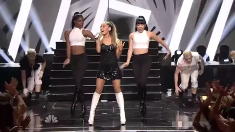 When Rihanna laughed at Ariana. #arianagrande #rihanna #iheartradioawards 