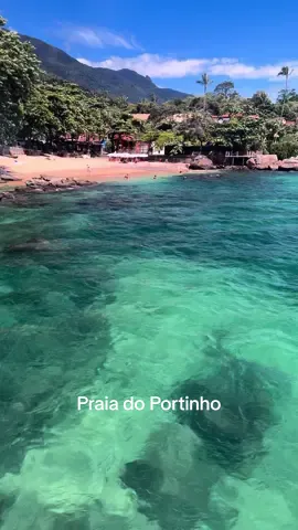 A praia do portinho fica a aproximadamente 4,3m ao sul da balsa. Otima para criancas e familia.  Passeios guiados via direct do Instagram @OseuGuiaIlhabela #ilhabela #guiaemilhabela #praiasdeilhabela #litoralnortesp 
