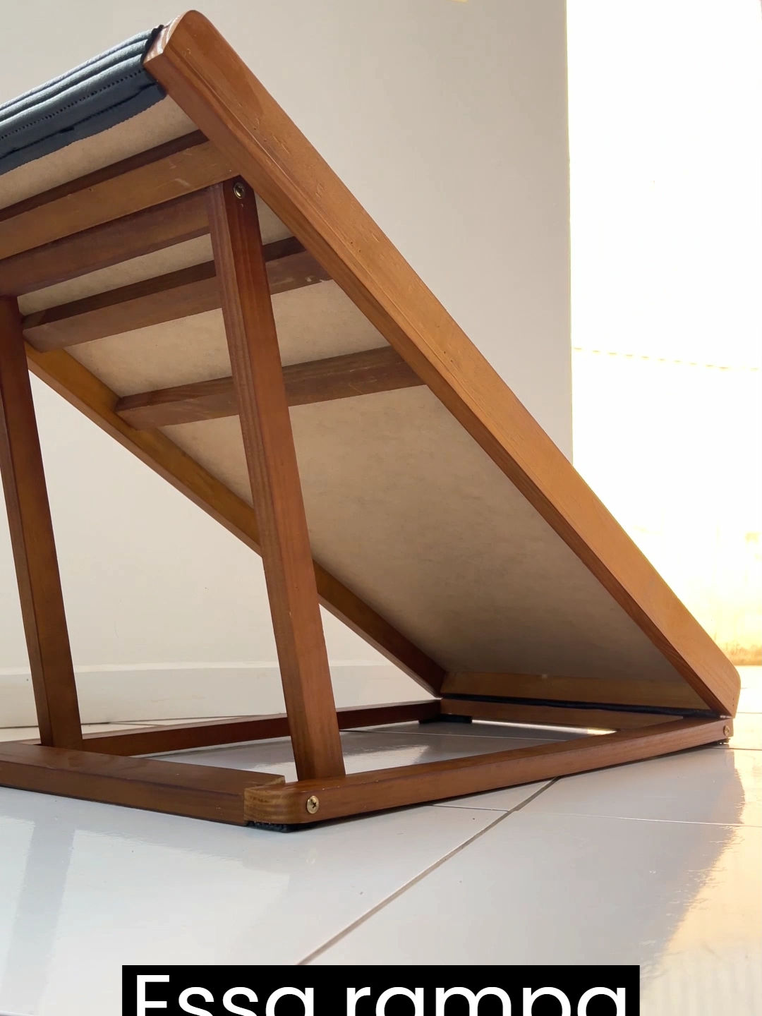 Rampa Antiderrapante Ajustável de Madeira Maciça para Gatos e Cachorros Compreender as necessidades de nossos animais de estimação é fundamental para garantir que eles tenham um ambiente seguro e confortável. É por isso que a Rampa Auxiliar para Pets é uma solução perfeita para garantir que seu animal de estimação idoso ou debilitado tenha acesso a locais elevados com facilidade e segurança. Com três configurações de altura diferentes, a rampa é ideal para ajudar o seu Pet a subir em sofás, camas e até carros baixos. *Atenção! Para carros mais altos e camas Box temos outro produto. #gatos #cachorros #rampa #gatoidoso #cachorroidoso #subirsofa #subircama #rampaauxiliar