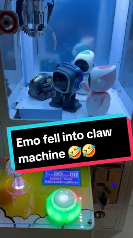 Robot walked himself into prize hole 🫢🤣 #clawmachine #arcade #robot #pet #funny #foryoupage 