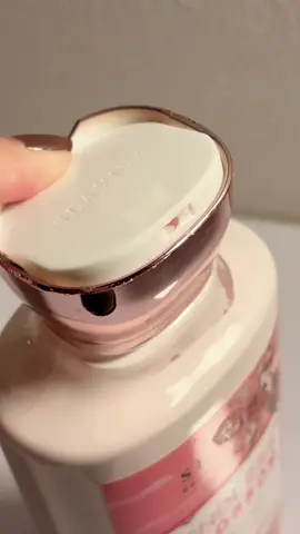 gausah diraguin lagi body lotion mama gigi, beneran seenak itu 💕😍 wangi nya bikin addicted plus tahan lama jugaa! #slavina #slavinaindonesia #bodylotion #slavinabodylotion #lotionwhitening #lotionpencerahkulit #rekomendasibodylotion 