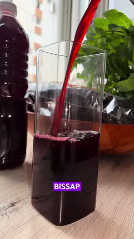 Bissap 🇸🇳  Ingrédients pour 3 litre :  * 3 litre d’eau  * 500g de jus d’ananas  * 200g de sucre  * 200g de fleur d’hibiscus  * 1 bouquet de menthe  * Arôme vanille  * Arôme fleur d’oranger  Faites bouillir 3 litres d’eau , Rincer les feuilles d’hibiscus et ajoutez-les . Ajouter la menthe et porter à ébullition 30 minute .  Filtre le jus , ajouter le sucre , les arômes , les jus d’ananas et les sirops .  Mettre au frais toute la nuit ou le faire très tôt le matin pour le boire le soir .  C’est prêt ✨✨ #bissap #recettebissap #recettetiktok #recettesenegalaise #tiktoksenegal🇸🇳 #tiktoksenegal #recettefacile #recette #recetterapide #recettes #pourtoi #recettesimple #fypシ 