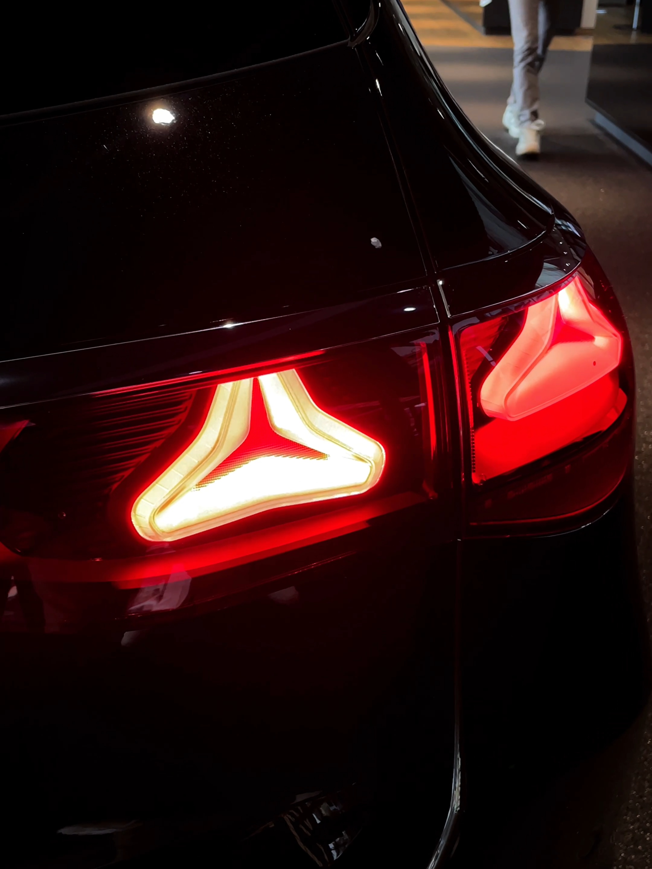 Rückleuchten mit einer Sternenoptik - DAS nenne Markendesign vom Feinsten! ✨ Die neuen Rückleuchten der Mercedes E-Klasse sind ein echter Hingucker und verleihen dem Fahrzeug ein markantes Erscheinungsbild, wie ich finde! 😍 Die Sternenoptik sorgt nicht nur für ein ansprechendes Design, sondern steigert auch den Wiedererkennungswert deutlich. 🌟 (MB E 220d T-Modell, WLTP: Kraftstoffverbrauch kombiniert: 5,7 l/100 km, CO²-Emissionen kombiniert: 149 g/km, mb4.me/WLTP_HQ) #Mercedes  #EKlasse  #Design  #Markendesign  #Rückleuchten  #Sternenoptik  #Automotive  #Luxusauto  #E220d