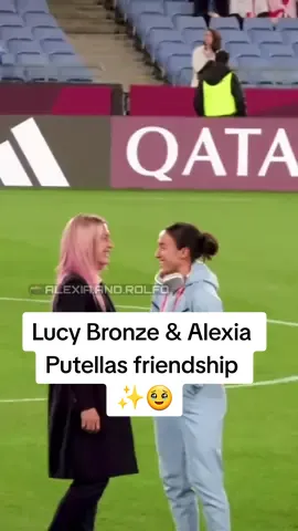 Las dos no suelen ser las más expresivas en especial Alexia pero juntas siempre son muy dulces la una con la otras 🥺💕 mis dos introvertidos 🫶  #lucybronze #alexiaputellas #woso #fcbarcelona #fcbfemeni #femalefootball #WomensFootball #futfem #barçafemenino #barcelonawomen #Lionesses #barcelonafemenino 