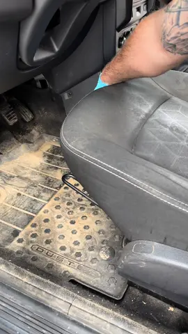 De nouveau une Dacia Duster pour un nettoyage satisfaisant 💆🏻‍♂️🧼🪄 #clentok #clean #cleancar #nettoyage #satisfying #cleaning #carcleaning #asmr 
