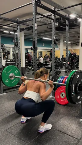 We’ve all been beginners at some point✌🏼 always been a gymshark lover though @Gymshark 😂 #personaltrainer #squats #transformation #gymshark #FitTok #fyp #gym 