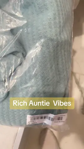 Comfortable 3 pc lounging outfit… love this color #richauntie #loungingaround #sahmlife 
