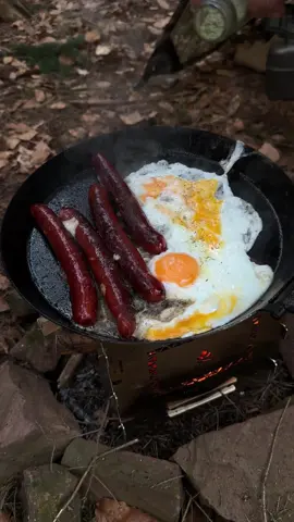 Hearty breakfast in the woods 🏕️🔥 how do you like this one? What would you like to add?  #bushcraftcooking #outdoorcooking #bushcraftlife #camplife @Stabilotherm @DD Hammocks 