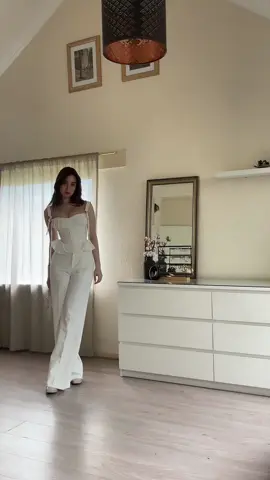 Obsessed with this song and this outfit 🤍✨ #whiteoutfit #springfashion #springoutfits 