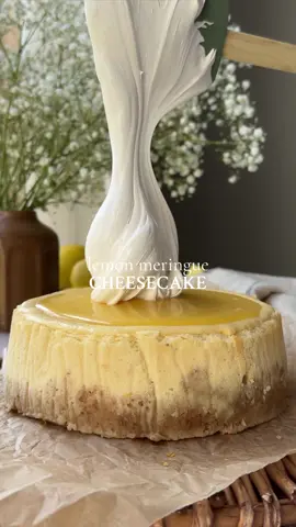 lemon meringue cheesecake! 🍋🤍 With a shortbread crust, the *creamiest* cheesecake, lemon curd & a tonnnn of torched swiss meringue on top. It’s the perfect balance of sweet & tart and I don’t know about you but cooking the meringue makes it much more enjoyable 🤌🏻 🍋 find the full recipe on my blog or by searching up ‘fresh bean bakery lemon meringue cheesecake’! #baking #cheesecake #lemonmeringue #lemon #lemoncurd #meringue #bakingrecipe 