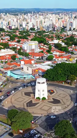 Beleza e movimento na Torre do Castelo, no Jardim Chapadão. Este icônico cartão postal de Campinas não só oferece uma vista deslumbrante, como também é o local perfeito para capturar fotos panorâmicas da cidade. 🏰✨ #Campinas #TorreDoCastelo #JardimChapadão #VistaPanorâmica #campinasexperience #Inspiração 