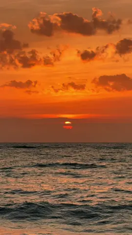 A peacful place. ❤️‍🔥🌅🌊 #sunsetlover #beachtherapy #goldenhour #oceansunset #paradise #florida #aesthetic #cloudlover 