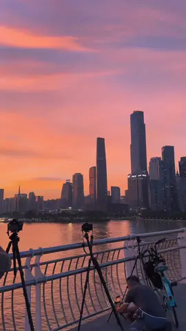 Amazing sunset over the Canton Tower on the Pearl River ,  广州塔 🌇🥰 #guangzhou #guangzhou_china #landscape #skyscraper #city #cityvlg #china #travelchina #fyp #foryou #pourtoi 