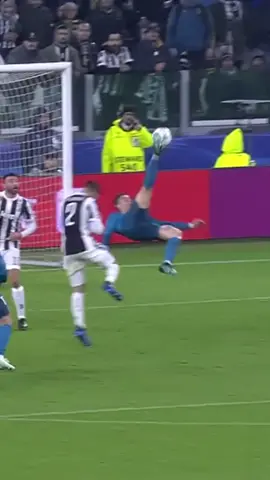 🌟Throwback Mr. Champions🌟 #undíacomohoy hace 6 años 🔙 Cristiano Ronaldo marcaba ante la Juventus🇮🇹 el gol más bonito en la historia de la Champions League💫, enmarcando la chilena más hermosa y perfecta en la historia del fútbol🌟.  Colaboración con: @MagazineSports  #CR7 #CristianoRonaldo #cristianoronaldo7 #ElBicho #cr7juve #cr7fans #ChampionsLeague #UCL #Juventus #Bicyclekick #Chilena #Goal #Gol #futbol 