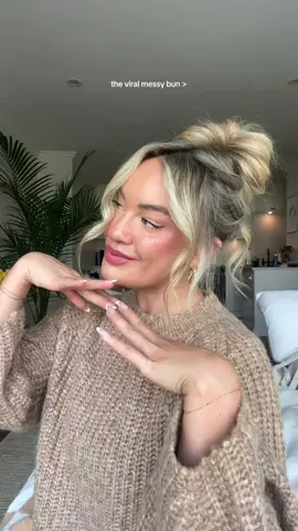 The viral messy bun has a hold on me 👌🏼  #messybun #messybuntutorial #hairstyles #healthyhairjourney 