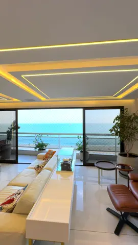 Cobertura duplex na beira mar de Fortaleza ☀️🌴 • 250 m2 construídos • 3 suítes + Escritório • 3 vagas • Totalmente reformado • Móveis fixos Todeschini • Rooftop com Jacuzzi e churrasqueira • Vista permanente do mar 💰4.100.000,00 📲Mais informações no privado