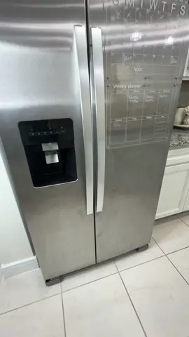 Limpiar y mantener limliar la parte de afuera es algo que me costaba mucho pero este producto me ayudk a limpiarla bien facil y aparte la ayuda un poco a mantenerla limpia por mas tiempo ✨ #nevera #neveralimpieza #amazonfinds  @Bar Keepers Friend 