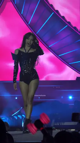 Who is she? #lisa #lalisa #prettysavage #prettysavageblackpink #lisafancam #blackpink #blackpinkencore #blackpinksoundcheck #soundcheck #jennieruby #blackpinkofficial #encore #blackpinkinyourarea #jennie #jenniekim
