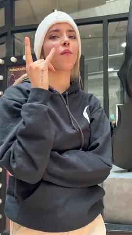 Y a ti ¿a qué famoso te han dicho que te pareces? ✨🎶 Dejanos en los comentarios ¿cuál fue tu favorito? 🎙️ #youngmiko #glambot #arte 