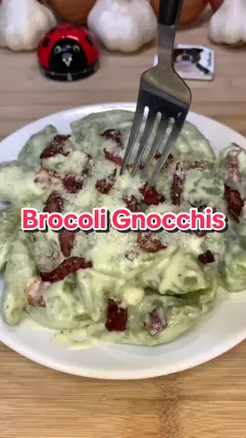 👩🏼‍🍳Recette : 🥦Gnocchis de brocoli - deux ingrédients seulement !😱 - Merci @Angelo Coassin pour la recette😄 - • 150g brocoli🥦 • 200g farine🌾 • 1 pincée sel & poivre🧂 - #pasta #italian #italianfood #EasyRecipe #FoodTok 