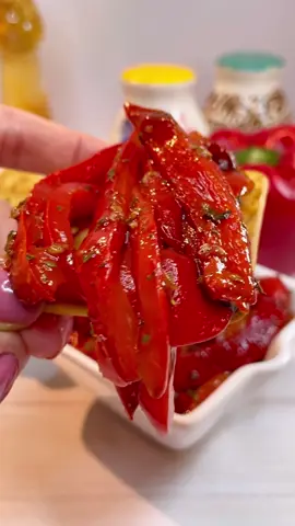 😍😍Pimentones Asados 👌😋 📝Ingredientes para un frasco de 600 grs. - 4 pimentones rojos  - 1/4 taza aceite de oliva  - 1/2 cucharada de ajo triturado  - 1/2 cucharada de orégano - Sal y pimienta a gusto  - 2 cucharadas de vinagre de vino  #pimentones #pimentonesasados #pimentonesalavinagreta #recetasfacil #recetasrapidas #recetasparapicar #ensaladas #ensaladasaludable #ensaladasricas #guarniciones #pasapalossalados #pasapalosfrios #pasapalosgourmet #quecomer 