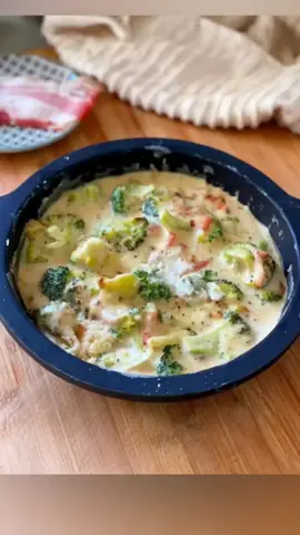 BRÓCOLI A LA CARBONARA: Una Exquisita Fusión de Sabores 🥦🤩 Esta deliciosa receta, no podrás resistirte a preparar en múltiples ocasiones. 🍽️ ¡No esperes más para probar esta delicia! 𝘿𝙚 @foodiction.vlc 👩‍🍳  📑 𝙄𝙣𝙜𝙧𝙚𝙙𝙞𝙚𝙣𝙩𝙚𝙨: 1 brócoli Bacon troceado 180 ml de leche evaporada o nata Mozzarella rallada Sal y pimienta 🥣 𝙋𝙧𝙚𝙥𝙖𝙧𝙖𝙘𝙞ó𝙣: 1. Primero salteamos un poco el brócoli y después añadimos el Bacon y lo salteamos todo junto también. 2. Añadimos la leche evaporada o la nata, salpimentamos y dejamos que se cocine todo junto. 3. Cuando veas que empieza espesar, añádele el queso, deja que se funda y ya lo tienes listo para disfrutar 4. El brócoli, si lo cortas pequeño en unos 10 minutos puedes tenerlo hecho, recuerda que si lo cocinas a fuego muy fuerte o mucho tiempo pierde sus propiedades. Si te gustó esta receta, déjanos un ❤️ y compártela con alguien a quien le encantaría. ¡Síguenos para más ideas deliciosas! 😋 - - - - - - - #dietaketo #ketodiet #dietasaludable #vidasaludable #alimentacionsaludable #recetasketo #recetassaludables #recetasfaciles #adelgazar #adelgazarcomiendo #bajardepeso #ketorecipes
