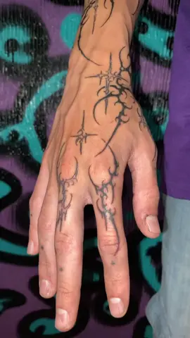 cyber neotribal descuido venga la alegria ig: @zzz.tatto #aesthetic #gotic #tattoo #tatuajes #neotribaltattoo #cybersigilismtattoo #fyp #foryou #parati #cybersigilism #chile 
