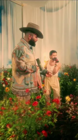 Maaanosss pa que las quierooo, si no te puedo tocar!!! 🫴🏼 ya salió Una Vida Pasada, Camilo y Carin León juntos otra vez con una canción escrita para llorar pero lo que dan son ganas de bailar jajaja. Disfruten Tribuuuuu ⛺️🔥 @Carin Leon 