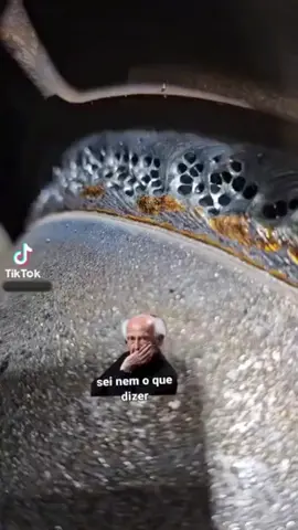 Porosidade no cordão de solda é uma descontinuado ou um defeito na soldagem? Descontinuidade é uma interrupção na continuidade do material, enquanto defeito é uma imperfeição no material que pode afetar sua funcionalidade ou aparência. Você sabia que nem toda descontinuidade na solda é considerada um defeito? Antes de falarmos do processo de soldagem MIG MAG propriamente dito, quais as suas descontinuidades e como lidar com cada uma delas, vamos entender melhor esses conceitos. Defeito é quando uma falha no produto não atende os requisitos mínimos de aceitação do cliente e a peça precisa ser retrabalhada ou mesmo sucateada. Descontinuidade, por outro lado, é quando a solda possui uma pequena falha que não chega a ser rejeitada pelo cliente. Ela pode, então, ser aceita sem que prejudique a aplicação da peça. Esses dois conceitos dependem diretamente das especificações do cliente, como desenhos e normas. Aqui, vamos tratar das descontinuidades do processo MIG MAG, ainda que elas sejam popularmente mais pesquisadas na internet a partir do termo “defeitos.” Entre as principais descontinuidades, podemos citar trincas, porosidades, excesso de respingos, mordeduras, falta de fusão, falta de penetração e falhas dimensionais. Vale lembrar que, para identificar descontinuidades e resolvê-las, a inspeção de qualidade deve ser algo constante, a fim de garantir bons resultados na soldagem. Além disso, é importante buscar a melhoria contínua, justamente para aperfeiçoar procedimentos, técnicas e métodos de soldagem. . . . #soldagem #metalurgia #solda #esab #revestido #welder #equipamentos #fusão #cogrossi #paranagua #inst #facebook #tiktok #eletrodo 