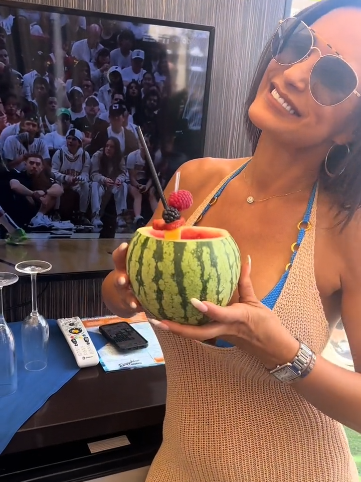 With my birthday month just around the corner.. #FlashbackFriday to the lavish festivities of last year's celebration at #SapphireLasVegas.  🥂 What surprises lie in store for this year's festivities? Stay tuned  👀 #TheRealLisaAnn #birthdayparty #vegas #celebrate
