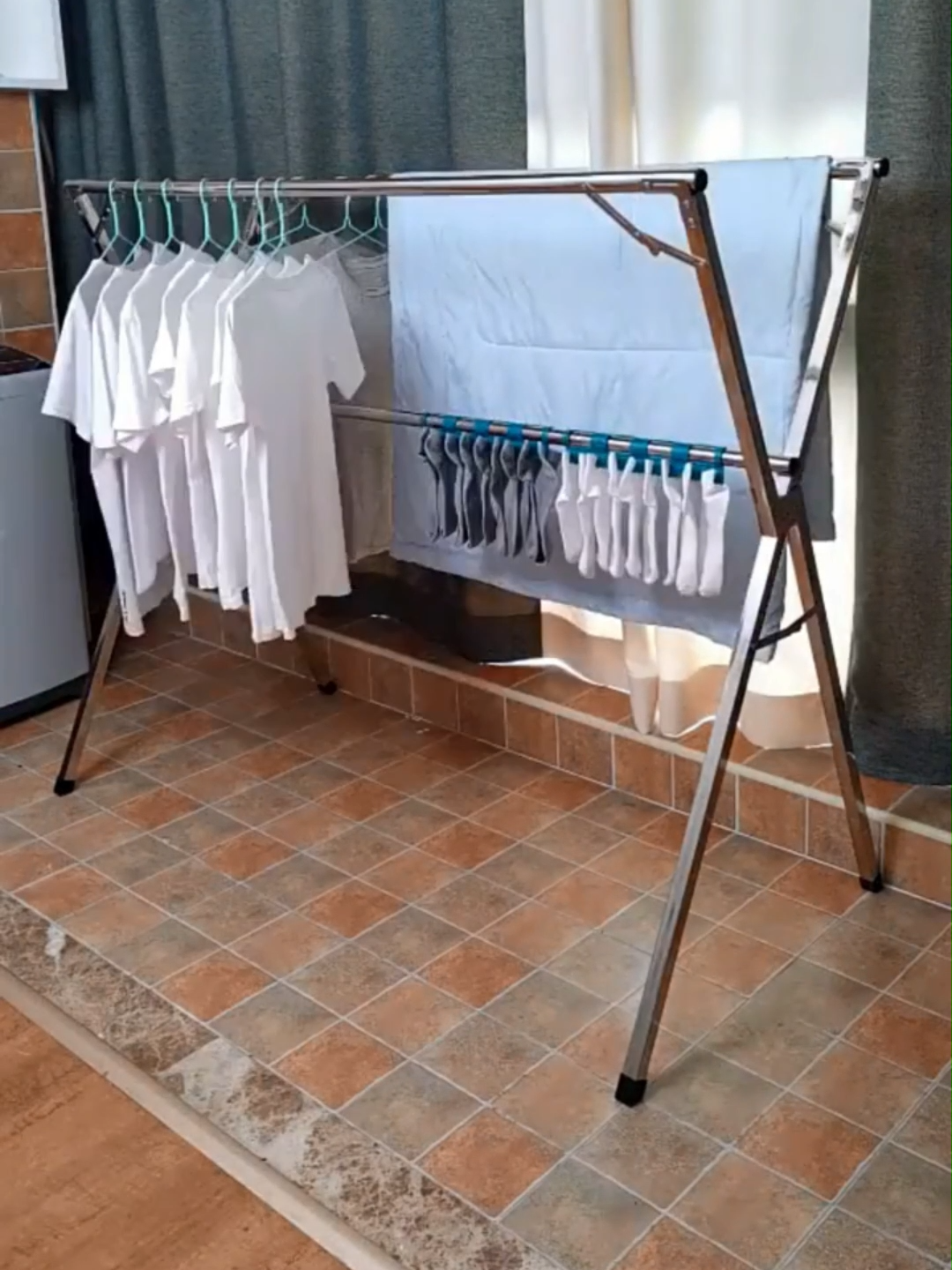 Giàn phơi quần áo: Giải pháp tiện lợi và hiệu quả để treo và sắp xếp quần áo một cách gọn gàng và nhanh chóng. #gianphoi #kequanao #gianphoiquanao