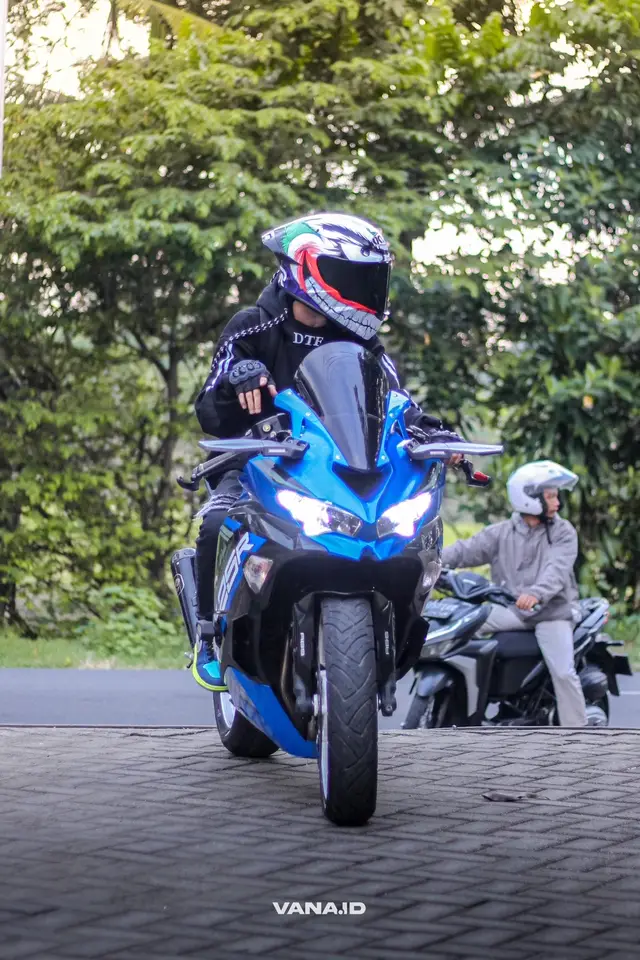 POV si motor bareng Ownernya 😃 #dyencharizky #dyencharizka #zx25r #zx25r4cylinder #zx25rindonesia #kediri #kedirilagi #kediritiktok 