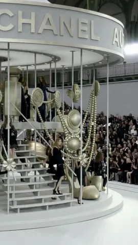 Chanel Fall Winter 2008/2009 by Karl Lagerfeld | #chanel #karllagerfeld #Runway #couturebyviv 