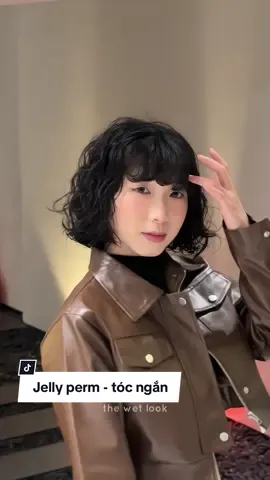 Xoăn Jelly cho tóc ngắn, cực trẻ trung và năng động với hai kiểu chăm sóc khác nhau là wet look gọn gàng vào nếp và dry look được sấy tự do tạo hiệu ứng bồng bềnh to tròn cho mái tóc, tăng thêm độ đáng yêu ạ 🖤 #btchairstudio #mẫutocđẹp #uốnhippie #xoănhippie #jellyperm #xoănlười #hottrend #tócnữ #tócxinhmỗingày #kieutocdep #jellyperm #xoănjellyperm 